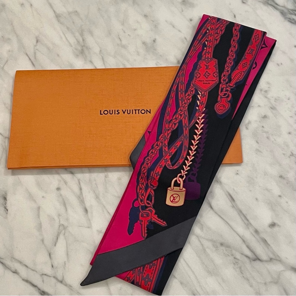 Dreamonogram Lock Key Louis Vuitton scarf.